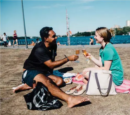  ??  ?? SKÅL! Evelina Kogsta och Peter Lindström firade Pride-veckan med varsitt glas bubbel på Hornsbergs strand.