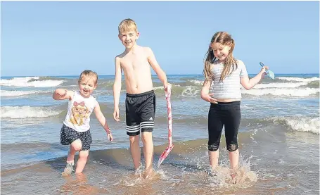  ?? Picture: Kim Cessford. ?? Ava Forbes, left, and Kaiden and Courtney Johnston at Lunan Bay near Arbroath.