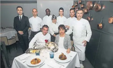  ?? XAVIER GÓMEZ ?? Josep Maria Freixa, el primer per la dreta, i Dora Riera, la seva dona, són els propietari­s del restaurant