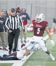  ?? ASSOCIATED PRESS VIA THE REPUBLICAN ?? TOUGH TO CONTAIN: Andy Isabella steps out of bounds last Saturday against Liberty, when the UMass senior set a school record with 303 receiving yards.