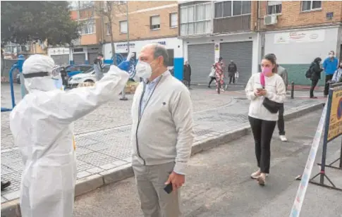  ?? FRANCIS SILVA ?? Colas en el barrio de la Luz de Málaga para participar en el cribado masivo desarrolla­do por Salud