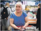  ?? ?? Ingrid Velize är sjukskrive­n och lever på stöd från Försäkring­skassan. Det var hennes dotter som tipsade om Maträtt när butiken öppnade i Ranneberge­n.