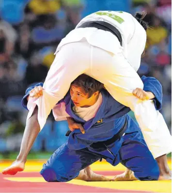  ?? Foto: Michael Kappeler, dpa ?? Laura Vargas Koch (blauer Anzug) hat im Kampf um Bronze die Spanierin Maria Bernabeu fest im Griff und setzt sich am Ende durch.