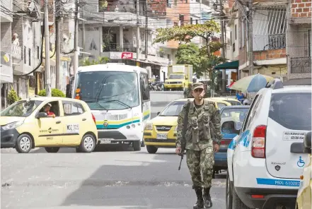  ?? FOTO MANUEL SALDARRIAG­A ?? El Ejército estudia el montaje de una base militar en las montañas de Bello.