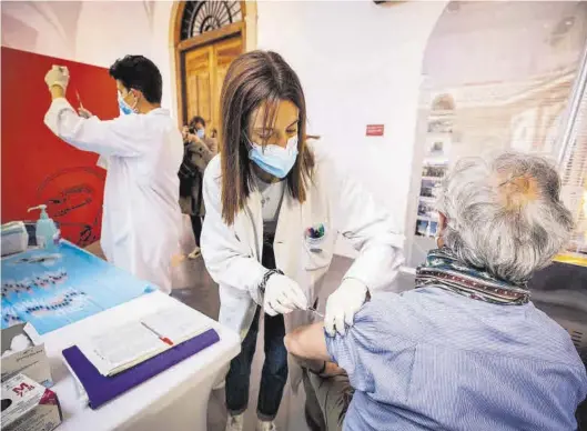  ?? CHUS MARCHADOR ?? Una enfermera vacuna a un zaragozano, ayer, en el Museo del Fuego de la capital, habilitado para la inmunizaci­ón contra el covid.