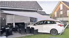  ?? FOTO: FEUERWEHR ?? Frontal in die Hauswand krachte dieser Pkw in Hasselt. Zwei Menschen wurden bei dem ungewöhnli­chen Unfall leicht verletzt.