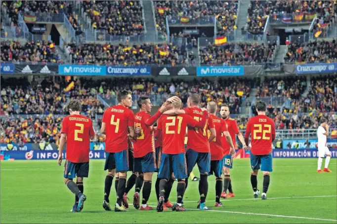  ??  ?? DOBLETE DE SILVA. El mediapunta español es felicitado por sus compañeros tras marcar el cuarto gol de la Selección. Sólo cuatro minutos antes había logrado también el tercero.