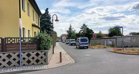  ?? BRITT MANDLER / ARCHIV ?? Nach einem Angriff auf einen 19-Jährigen im Juli 2023 in Ichtershau­sen durchsucht­e die Polizei das Wohnhaus der Tatverdäch­tigen. Nun wurde der Fall vor dem Amtsgerich­t Arnstadt verhandelt.