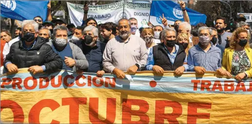  ?? NA ?? MARCHA. El acto convocado por la CGT podría parecer anclado en un pasado mejor, más ordenado y menos urgido de necesidade­s.