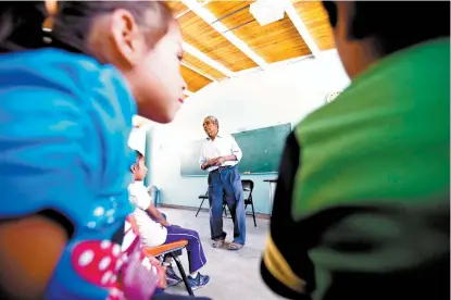  ??  ?? Gregorio Hernández da clase a los niños para que aprendan el también llamado ixteco.