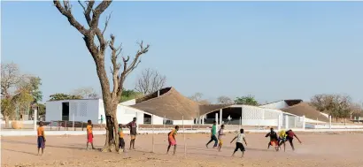  ??  ?? Thread building, Sinthian,
Sénégal. Architecte : Toshiko Mori (Ph. Iwan Baan; Court. Josef and Anni Albers Foundation) Ci-dessous / below: Matthias Persson. Corde. 65 mètres. Rope. 65 meters