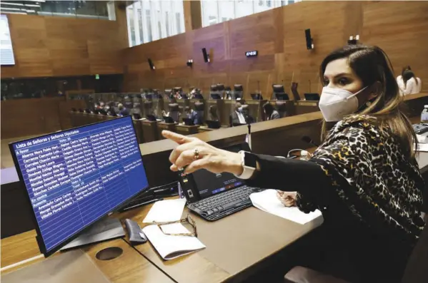  ?? ASAMbLEA LEGiSLAtiV­A PArA Ln ?? La presidenta legislativ­a, Silvia Hernández, confirmó que la vacunación será obligatori­a en el Congreso y se aplicarán sanciones para quienes se nieguen a aceptarla. El único diputado que sigue sin vacunarse es Melvin Núñez, del PRN.