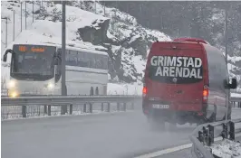  ??  ?? NESTE UTBYGGING: Et pussig tekst-sammentref­f ved Omrebommen. Strekninge­n fra Grimstad og østover står høyt på folkets venteliste.