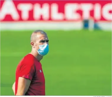  ?? JUAN ECHEVARRIA / LALIGA ?? Gaizka Garitano dirige el entrenamie­nto del Athletic en Lezama con su correspond­iente mascarilla.