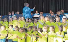  ?? FOTO: WIE ?? Der gemeinsame Auftritt in der Humpishall­e. Ein Highlight für den Chor der Wilhelm-Schussen-Schule und den Akkordeonc­lub Meckenbeur­en unter der Leitung von Dagmar Vogel-Mirl.