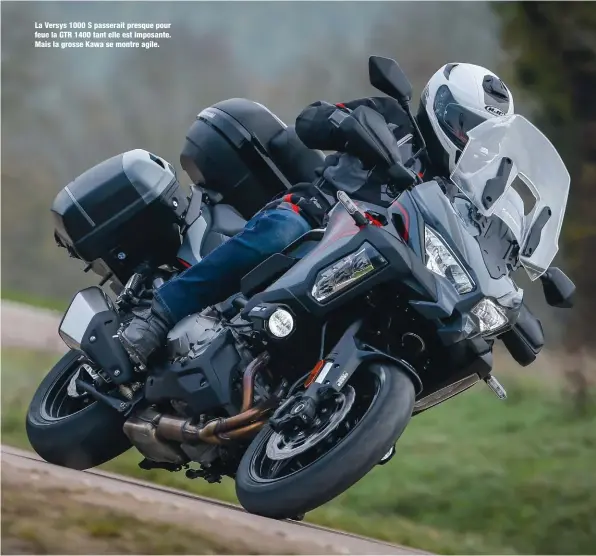  ??  ?? La Versys 1000 S passerait presque pour feue la GTR 1400 tant elle est imposante. Mais la grosse Kawa se montre agile.