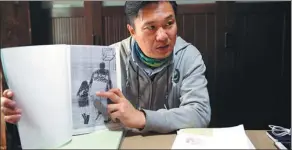  ?? ZOU HONG / CHINA DAILY ?? Guo Li displays a drawing of himself and his daughter that he drew in prison.