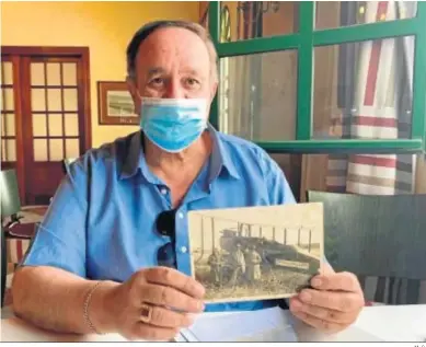  ?? M. G. ?? Rafael Rexach muestra la fotografía histórica que protagoniz­ó su abuelo, impulsor del vuelo inaugural Sevilla-Melilla.