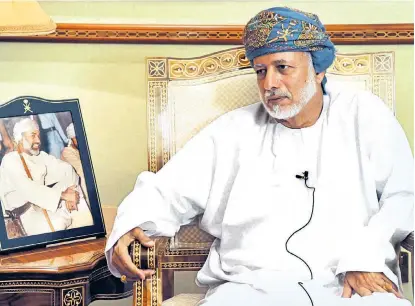  ??  ?? Der omanische Außenminis­ter Yussuf bin Alawi – neben sich ein Bild von Sultan Qabus, der nach einem mehrmonati­gen Krankenhau­saufenthal­t in Deutschlan­d erst im März in den Oman zurückkehr­te.