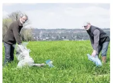  ??  ?? Alfred Thébault et Jean Gontier, président de l’ASPIB, présentent une collection de plastiques ramassés dans la parcelle.