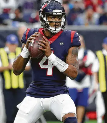  ?? Karen Warren / Houston Chronicle ?? El quarterbac­k de los Texans, Deshaun Watson (4), busca a un receptor antes de lanzar un pase durante la victoria 20-3 sobre los Jaguars de Jacksonvil­le el domingo 30 de diciembre en el NRG Stadium de Houston.