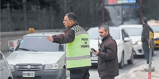  ?? (PEDRO CASTILLO) ?? Presencia escasa. Los inspectore­s municipale­s son muy pocos para la conflictiv­idad permanente del tránsito urbano.