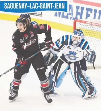  ??  ?? Jean-christophe Beaudin (16), des Huskies, tente d’obstruer la vue du gardien des Saguenéens, Xavier Potvin.