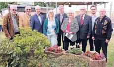  ?? RP-FOTO: DETLEF ILGNER ?? 100 Jahre Kleingarte­n Waldhausen: Mitglieder und Gäste feierten gemeinsam den runden Geburtstag.