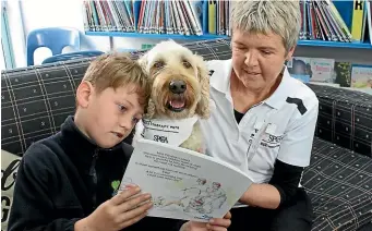  ?? BAYLEY MOOR/STUFF ?? Drew Baldock-Heta enjoys reading together with Meg and her owner Jannetta Wilmar.