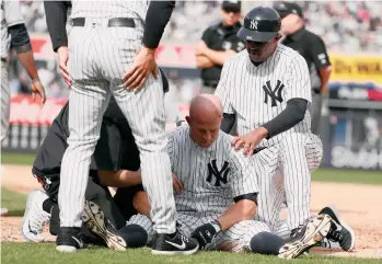  ?? /GETTY IMAGES ?? Brett Gardner trata de recuperars­e luego de sufrir un choque en la primera base con Rickie Weeks, de los Rays, durante el sexto inning. Ambos salieron del juego.