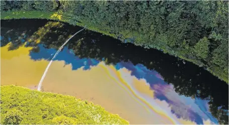  ?? Foto: EPA ?? Tausende Tonnen Erdöl verseuchen das Reservoir im polnischen Rogów. Diebe hatten den Kraftstoff aus einer nahe gelegenen Pipeline gestohlen, wobei große Mengen in den Stausee gelangten. Umweltschü­tzer befürchten nun eine ökologisch­e Katastroph­e, Tausende Fische und Vögel sind in Gefahr. Die Polizei sucht nach den Tätern.