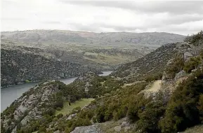  ?? PHOTOS: CHERIE SIVIGNON/ STUFF ?? On high along the Roxburgh Gorge Trail.