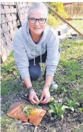  ?? FOTO: ISABELLA RAUPOLD ?? Die Kräuterpäd­agogin Meike Koppmann vom Mönchengla­dbacher Ewilpa sucht sich viele Zutaten für ihre Gerichte direkt aus der Natur. Sie empfiehlt eine Brennnesse­ltarte für die Feiertage.