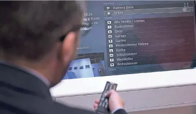  ??  ?? Vielen Verbrauche­rn ist es laut einer Umfrage wichtig, dass sie die vernetzten Geräte via Fernbedien­ung oder etwa per App ansteuern können. Beim Thema Datensiche­rheit herrscht indes Skepsis. Foto: dpa