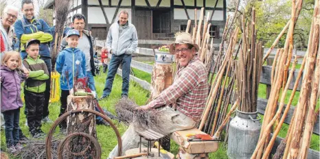  ?? FOTOS: GABRIELE RUF-SPRENGER ?? Neue Besen kehren bekanntlic­h gut – und solche Besen halten garantiert, was sie verspreche­n: Die „Kandel“am Samstagnac­hmittag vor aller Augen mit einem handgemach­ten Besen vom Besenmache­r aus Kürnbach zu fegen, hebt vermutlich den gesellscha­ftlichen...