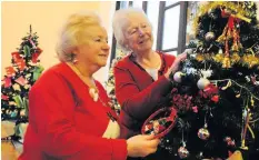  ??  ?? Right note Neighbourl­y group members Shona Jenkins and Margaret Pringle with their tree, which had a theme of music