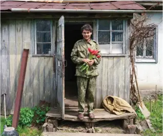  ??  ?? Izquierda: Lobby, Children’s Hospital (octubre 2012).
Arriba: Tulips Given to Employee of the Exclusion Zone by Returned Villager, near Chernobyl (abril 1995).