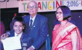  ??  ?? (Above) Basava Internatio­nal School principal Dr Manimala Roy honour a student at the annual day function. (Right) Rajni Kumar, chairperso­n, Springdale­s Education Society, addresses the students.