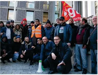  ??  ?? Les salariés rassemblés mardi devant la mairie des Mureaux.