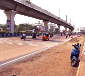  ?? —
K. DURGA RAO ?? Left: Officials spring into action and clear a road in Kukatapall­y of cables after a photograph was published in these columns, above, on December 6.