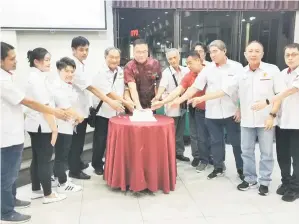  ?? ?? TARIK DIRI: Tang (lima dari kiri) bersama Chiew dan Kong ketika meraikan sambutan Tahun Baharu Cina RTC di Sibu, Ahad lalu.