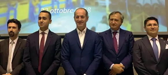  ??  ?? Via Vittorio VenetoLa firma dell’accordo di programma ieri al Mise. C’erano il vicepremie­r Luigi Di Maio, Luca Zaia, Luigi Brugnaro e Pino Musolino