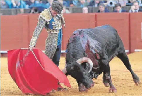  ?? // RAÚL DOBLADO ?? Alfonso Cadaval, en un derechazo al excelente Chismoso