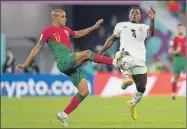  ?? ?? Joao Mario (17) disputa el esférico con el ghanés Mohammed Salisu