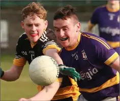  ??  ?? James Fleming (Réalt na Mara) and Tommy Dunne battling for the ball.