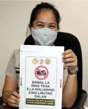  ?? TRAFFIC SIGN IN KAPAMPANGA­N. (Angeles City Informatio­n Office) ?? Angeles City Tourism Officer-in-Charge Anneleen Antonio-Sugui shows a sample of a traffic sign in Kapampanga­n which prohibits trucks in innermost lanes.