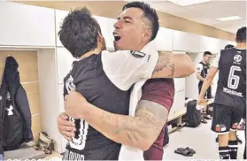  ??  ?? ► El abrazo eufórico entre Paredes y Valdivia.