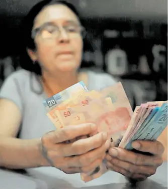  ?? /ALEJANDRO AGUILAR ?? Los mexicanos prefieren los billetes y monedas porque pueden utilizarse en cualquier lado y sin restriccio­nes