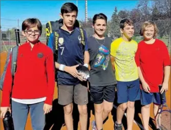  ?? ?? Axel, Hugo et Théo (de droite à gauche) posent avec leurs deux adversaire­s de Montesquie­u Volvestre sur le complexe sportif des thermes à Labarthe-Rivière.