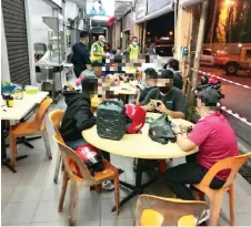  ??  ?? Police personnel check a coffeeshop at Jalan Pending.